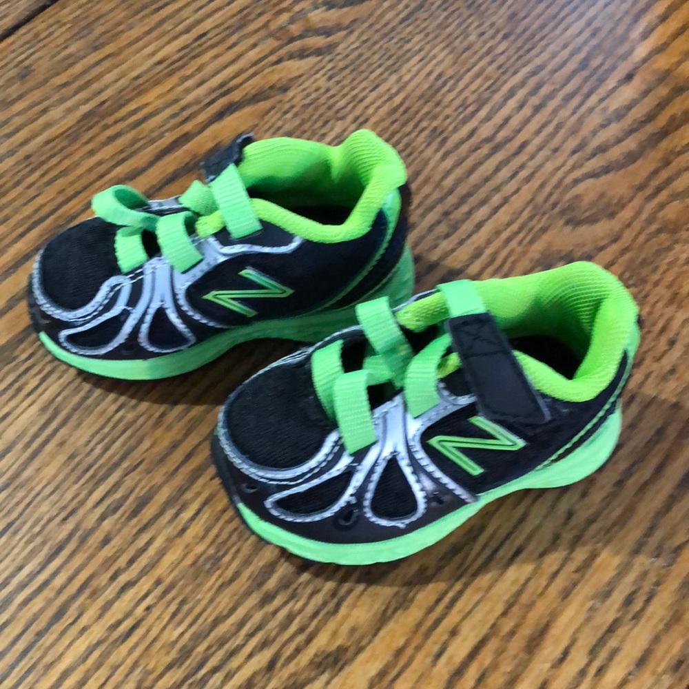 Size 2 new balance baby crib shoes